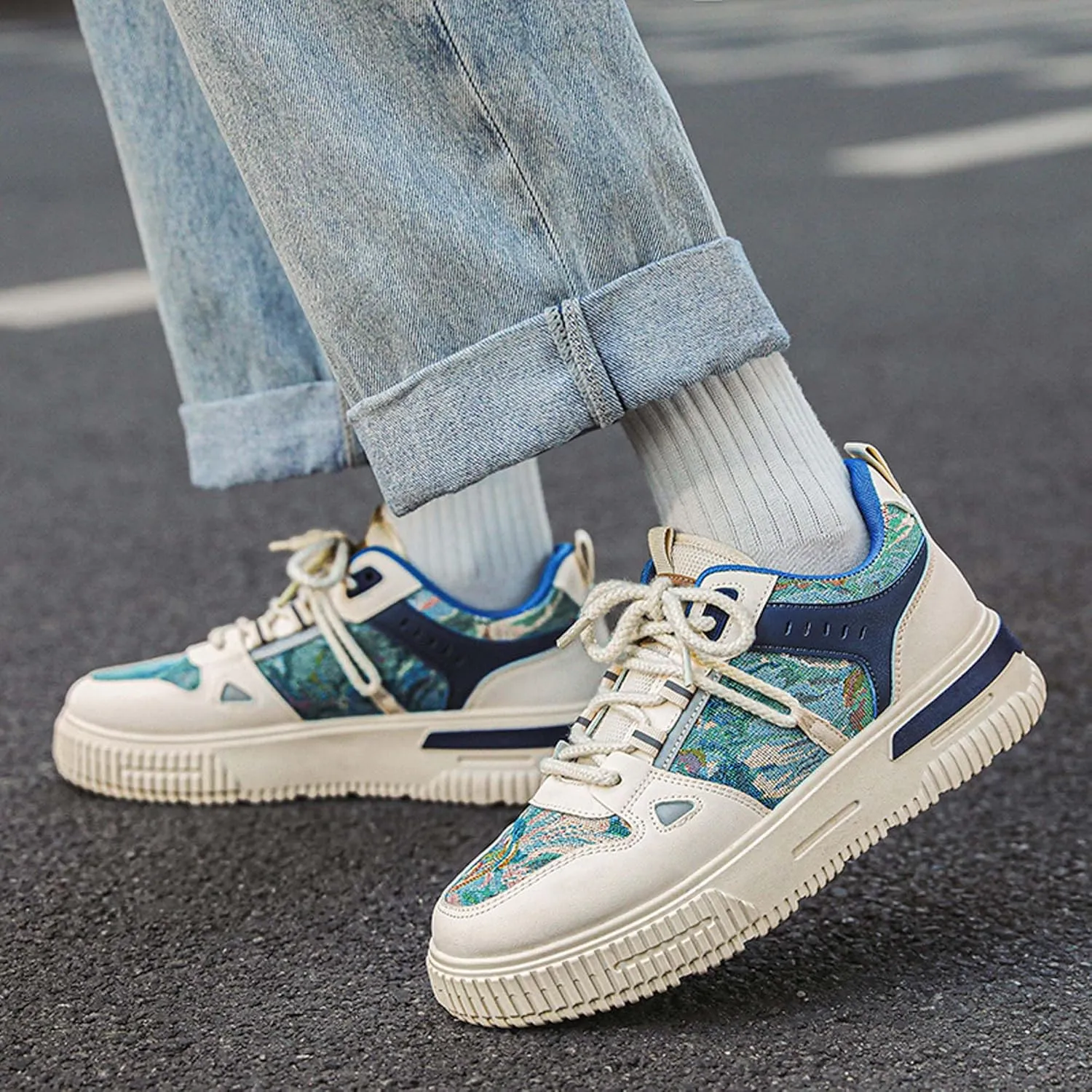 Mens and Womens Anti Slip and Wear Resistant Rubber Soles Skateboard Shoes Tie Up Low Top Casual Sneakers Breathable Thick Soled Walking Shoes Patterned Short Distance Running Shoes