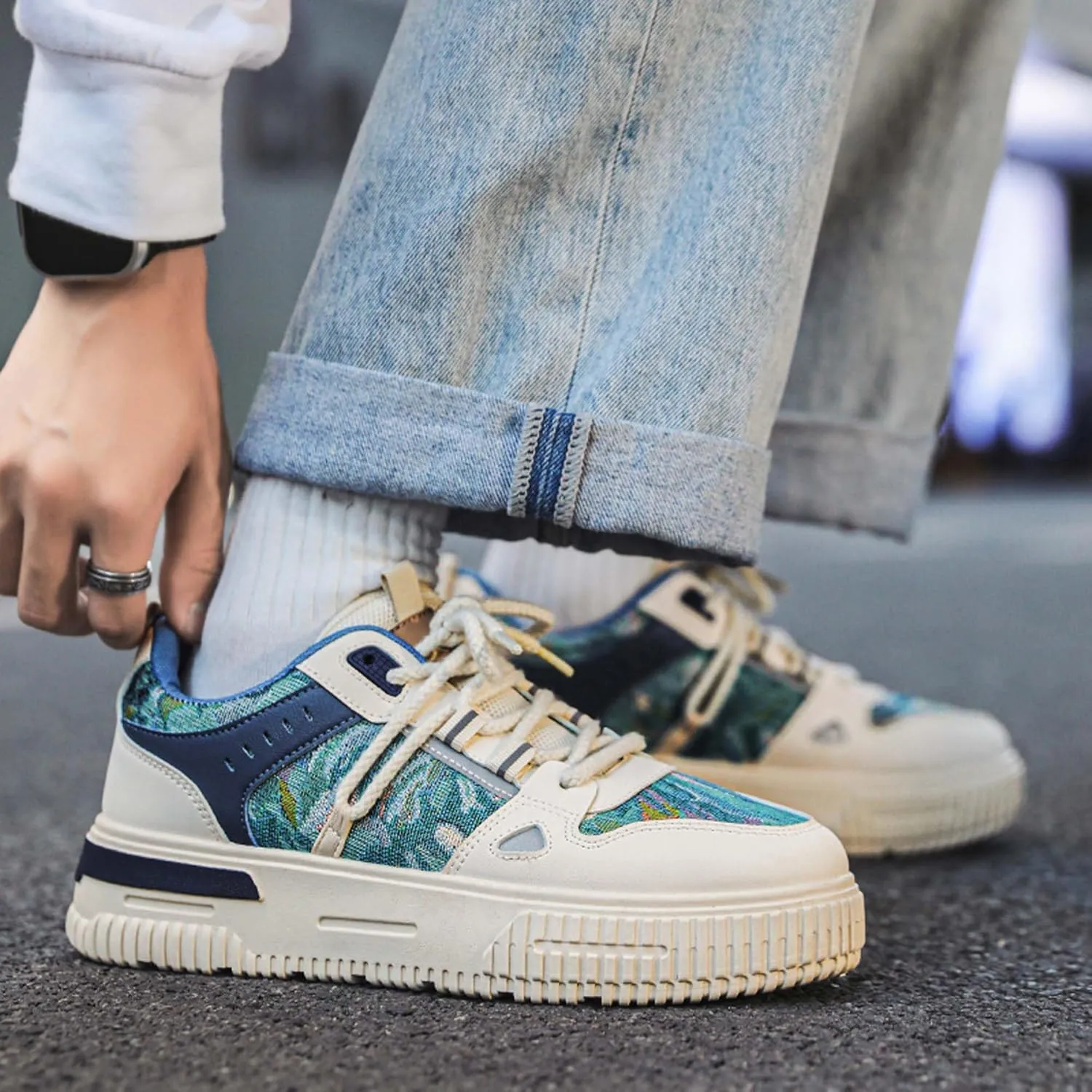 Mens and Womens Anti Slip and Wear Resistant Rubber Soles Skateboard Shoes Tie Up Low Top Casual Sneakers Breathable Thick Soled Walking Shoes Patterned Short Distance Running Shoes